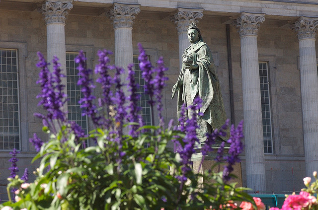 Памятник королеве Виктории и лаванда